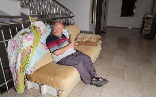 Karabk'te einden boanan ev sahibi bir adam kiracs evden kmaynca sokakta kald. Ev sahibi, kiracsnn kapnn nne koyduu koltukta uyuyor.