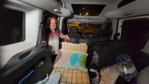 Yzde 60 engelli olan Ylmaz Kanca (59) 3 ay nce einden ayrldn belirterek, ?Souksu?da bulunan ve babasndan kalma dairede oturan kiracma 6 ay ncesinden noterden ihtar ekmeme ramen kirac kmamakta srar ediyor."