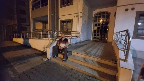 "Bu sistemin arpklnda ev sahibi darda kirac ierde. 2 bin liraya bana ders veriyor. 6 Haziran?da boandm ve o gnden beri dar da kalyorum. Arabamda ve zaman zaman kardelerime gidiyordum."