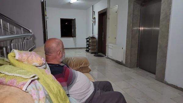 ektii ihtara ramen kiracsn evinden karamayan Kanca, nce kendine ait arata ardndan ise kiracnn kapsnn nne koyduu koltukta yaamaya balad.