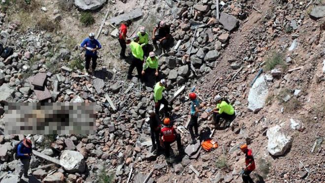 Polis arama almas balatrken basna konuan ailesi, Enes Ahmet?in tp fakltesini istemediini srf kendilerini krmamak iin bu blme devam ettiini belirterek, oullarna eve dnmesi iin arda bulundu.