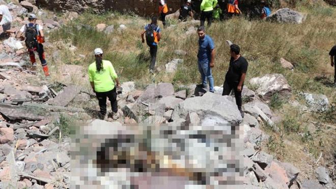 "AKLIMA CNAYET PHELER DE GELYOR"    Olayn cinayet olabileceinden phelendiini belirten Tekin, "Benim buradaki gayem bir inaatn kamera kaytlarnda grdm ve o dakikalara denk gelen 2 gizemli kiinin orada yrmesi ve bir sre sonra duraklamas. Viyadkte ekilen son dron kaydn geen hafta emniyette bana izlettiler. Orada olumun grnts var. Temmuz'un 25'i ve 28'inde yaptklar dron kaytlarnda olumun son ekimi yaplan grnts yoksa o zaman demek ki benim ocuum sonradan oraya getirildi. Benim aklma cinayet pheleri de geliyor. Her ey geliyor. Hesabnda paras vard. Hesap kaytlarnn incelenmesini istiyorum. Daha bir adm atamadk. Birine bor mu verdi, alamad m? O anda birisini ard. Baka bir olay m oldu? Daha sonradan m bir ey yapld? Benim ocuumda ykseklik korkusu var. Ben bunu kimseye anlatamyorum. Benim ocuum merdivene kp da aaya bakamaz. Yapamaz yani. Oraya kp atlayamaz." diye konutu.