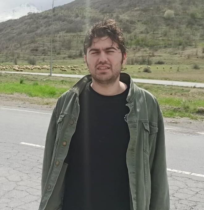 Kayseri?nin Talas ilesinde oturan Erciyes niversitesi Tp Fakltesi 5?inci snf rencisi Enes Ahmet Tekin, 21 Temmuz?da annesi ile hastaneye gitti. Annesinin yanndan ?Lavaboya gidiyorum? diyerek ayrlan Tekin?den bir daha haber alnamad.    Hayatndan endie eden ailesi, durumu polise bildirdi.