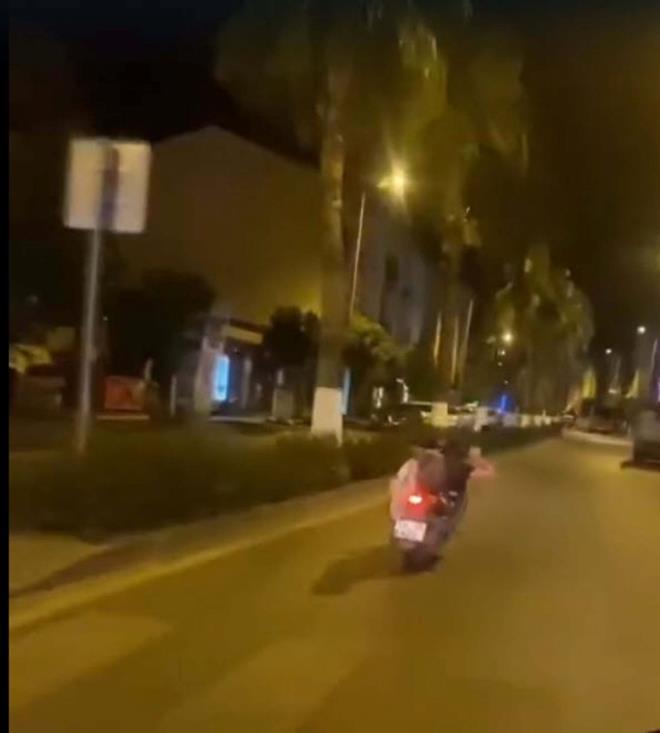 Fethiye'nin nn Caddesi'nde seyreden kasksz src, motosikletinin zerine yzst yatt.