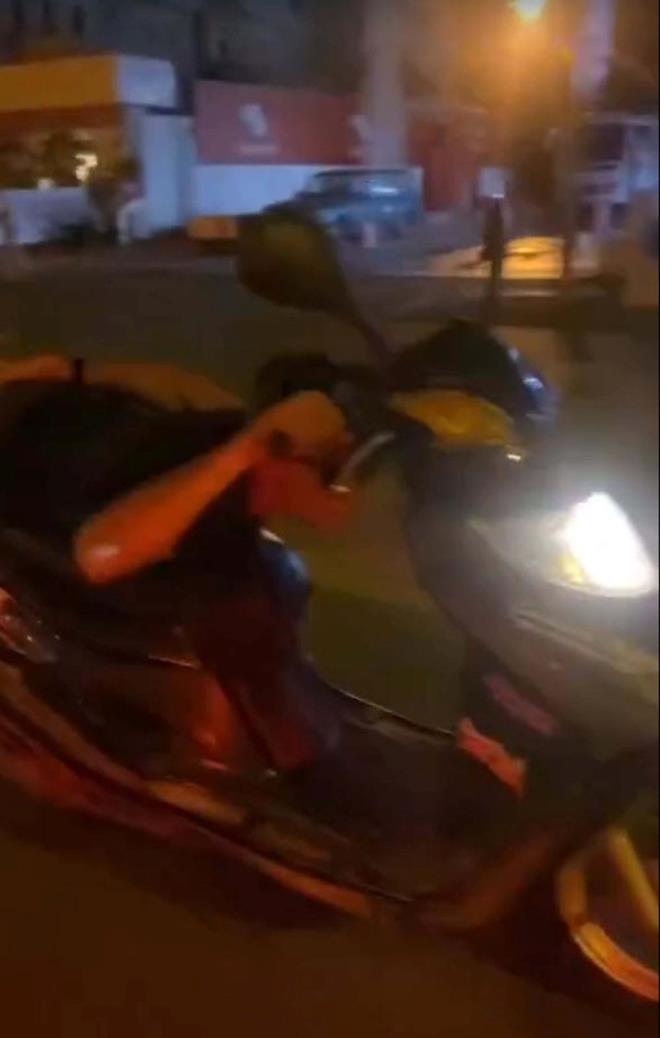 Trafikteki dier ara srcleri tarafndan cep telefonuyla grntlendi.