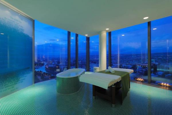 Bazlar doayla i ie olmak iin kimi ise ocukluk hayalini gerekletirdiini belirterek bu ie yneliyor. te otelci nller...