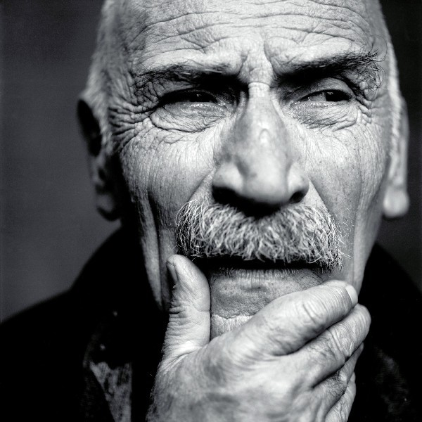 Usta oyuncu Tuncel Kurtiz, kimya mhendisi ei Menend Hanm ile Kaz Dalar'nn eteklerinde Zeytinba adn verdikleri bir butik otel at.