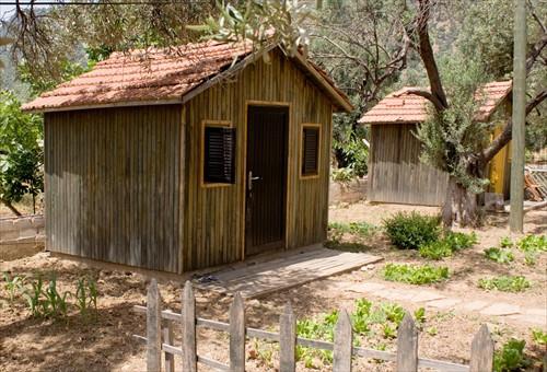 Birikimlerini deerlendirerek yllar nce satn ald arazide "Salach" isimli bir tatil kamp iletmeye balayan Atilla Saral, at besleyip sebze yetitirerek doal yaamn tadn karyor.