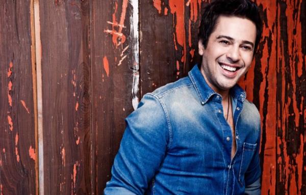 Emre Altu, ocukluk hayalini gerekletirerek her yaz tatilini geirdii eme Alaat'da Bay Sako isimli butik otel at. 10 yllna kiralad binann tarihinden olduka etkilenen Altu, deniz kenarnda kurduu otel hayalini bile feda etti.