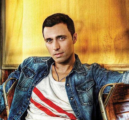 Mustafa Sandal, Bodrum'da bir otel aarak ticarete soyunmutu. Bodrum'da orta Cneyt Kurt ile "Mandal" adnda otel ileten Sandal, verdii bir rportajda, "Otele bir mteri gibi geliyorum. mza atyorum, ekiliyorum keme" aklamasnda bulunmutu.