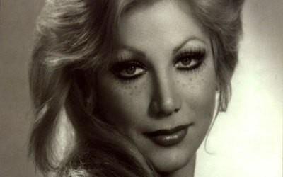 Trk popuna damgasn vuran Nil Burak, hretinin zirvesindeyken 1996 ylnda mzii brakp memleketi Kbrs'a dnd. Mzik almalarn Kbrs?tan srdren Burak, burada ticarete atlarak bir butik otel at.