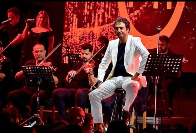 Krmzgl, nceki akam Bodrum'daki bir restoranda konser verdi. Hayranlar ile sohbet eden Krmzgl, Bergen ile olan ansn paylat.
