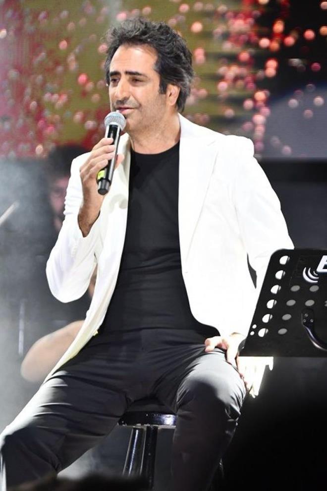 Krmzgl, "12 yamda su satarak bisiklet almtm. Onu da satarak ilk amatr albmm karmtm. stanbul'dan bir yapmc beendi. lk sahne tecrbelerimi Bergen'le yaadm ve yeri ok ayrdr.