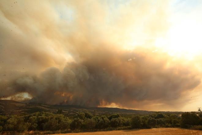 Nedeni henz belirlenemeyen yangna; 1489 personel, 8 uak, 26 helikopter, 238 arazz, 66 su tankeri ve 64 i makinesi ile mdahale ediliyor.    Gece grl helikopterler de aralksz sortilerle yangna mdahale ediyor.