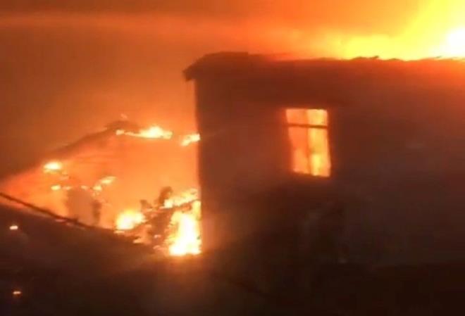 Tedbir amal tahliye edilen kydeki ok sayda ev de alevlere teslim oldu.