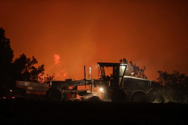 ANAKKALE BOAZI KAPATILACAK    anakkale-an karayolunun kapatldn hatrlatan Bakan Yumakl, "Ayn zamanda anakkale Boaz'yla alakal gece gr helikopterlerimizin su alabilmesi iin boaz tek tarafl olarak ulama kapatld. Ancak sabahn ilk saatleriyle btn hava aralarnn mcadeleye tekrar balayacak olmas sebebiyle geri kalanlarn boaz ift ynl olarak yine ulama kapatlm olacak." dedi.