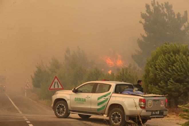 anakkale'ye gelerek incelemelerde bulunan Bakan Yumakl, orman yangnnn kontrol altna alnmas iin ekiplerin mcadeleye devam ettiini dile getirdi.