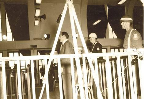 <p><b>Prostat muayenesi nasl yapld?</b></p> Muayene tutanaklarnda idamndan drt saat ncesinde Eski Babakan'n "stirham ediyorum, utanyorum" demesine ramen nasl bir aalamaya maruz brakld aka grlyor. (Prostat muayenesi makattan, "rektal tue" ile yaplr.)