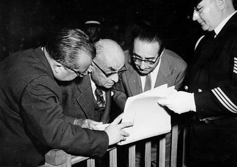 <p><b>Menderesin ilk icraat neydi?</b></p> Adnan Menderes'in 10 yllk babakanlk dneminde Trk i ve d politikasnda byk deiimler oldu. 1. Menderes Hkmetinin ilk icraat fazla masraf olduu gerekesiyle devlete ait otomobilleri satmak oldu.