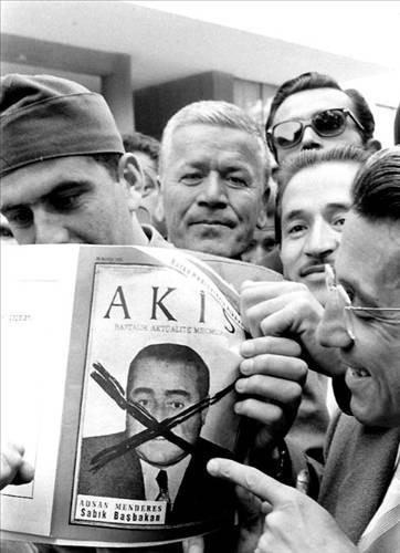 <p><b>Menderes'e idamndan drt saat nce neden prostat muayenesi yapld?</b></p>   Menderes'in idamna saatler kala, onu aalamak iin doktorlar prostat muayenesinin gerekli olduunu sylediler. 17 Eyll 1961'in sabahnda saat onu be gee Menderes'le doktorlar arasnda bir tartma kt.