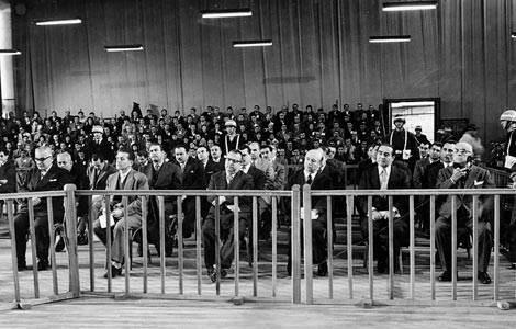 Menderes "stirham ediyorum, yapmayn" dedi defalarca. Ancak darbeciler aldklar emirler gerei Menderes'i son anna kadar utandrmaya devam ettiler ve prostat muayenesi yapld.