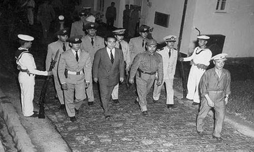 <p><b>Menderes gnn hangi vaktinde idam edildi? </b></p> Fatin Rt Zorlu ve Hasan Polatkan 16 Eyll 1961 tarihinde ve adet olduu zere sabaha kar, o gn baarsz bir intihar teebbsnde bulunan Adnan Menderes ise mral Adas'nda 17 Eyll 1961'de salk muayenesini yapan doktor heyetinden salam raporu alndktan sonra alelacele len 13:21'de idam edildi.