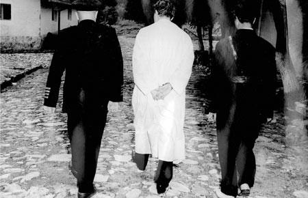 <p><b>Menderes hcresinde bir asker tarafndan tokatland m?</b></p> Celal Bayar ve Adnan Menderes'in hcreleri yan yana bulunuyordu. Menderes, Bayar'n avukatn grnce "Beyefendi, benim avukatm nerede?" diye sordu. Menderes'in avukatla grtn gren nbeti asker "Gir hcrene" diyerek Menderes'i tokatlad. dam edilen Dileri eski Bakan Fatin Rt Zorlu da Yassada'da dvlenler arasndayd: Nbeti stemen kendisi ile tartan Zorlu'yu yumruklayarak gzn morartmt.