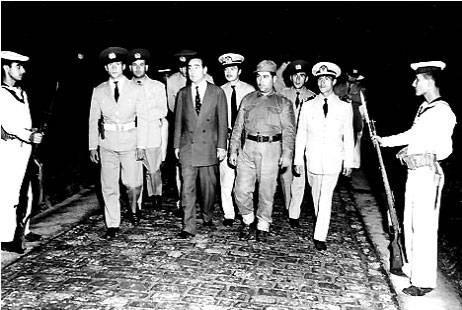 <p><b>Hangi devlet bakanlar Menderes'in idamn durdurma ars yapt? </b></p> Amerika Birleik Devletleri bakan Kennedy, Fransa cumhurbakan Charles De Gaulle, Birleik Krallk Kraliesi II. Elizabeth, Almanya Babakan Konrad Adenauer, Pakistan devlet bakan Muhammed Eyb Han, ve ran ah Muhammed Rza Pehlevi, idamlarn durdurulmas iin Cemal Grsel bakanlndaki Milli Birlik Komitesi'ne defalarca arda bulundular.