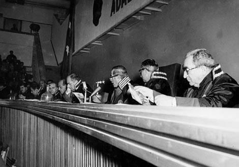 mbarc,"smet nn'nn tahrikleri ihtilalde etkili oldu. smet nn amansz bir muhalefet yrtyordu. Bizi her yerde irtica ve rejim dmanl ile suluyordu. Oysa hibirimizin ne cumhuriyetle ne de laiklikle ilgili en ufak bir sorunu vard" diyor. mbarc, 7 Ocak 1946'da kurulan Demokrat Parti'nin 14 yl boyunca kadn kollar bakanln yapmt.