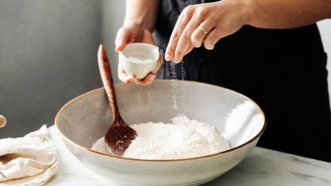 AIRI TUZ TKETM    Diyet listelerinin ba dman olarak saylan tuzu yemeklerinizde ok fazla kullanyorsanz birannce brakmanz gerekiyor.     Son zamanlarda yaplan bilimsel aratrmalara gre lkemizde tuz tketimi olmas gerekenden 3 kat daha fazla olduunu ortaya koydu.