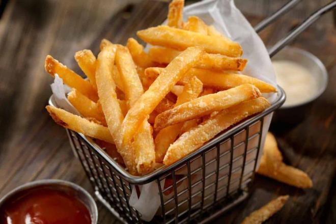 erisinde yer alan doymu yalar nedeneyile kilo vermeyi engelleyen kzartm yiyeceklerle birlikte ayn kategoride yer alan cips ve hazr paketli gdalarnda tketilmemesi gerekiyor.