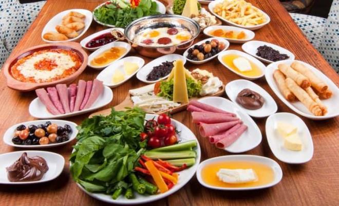 Kahvaltda tercih edilen baz yiyeceklerin vcuda tehlikeli yan etkileri olduunu vurguluyor.