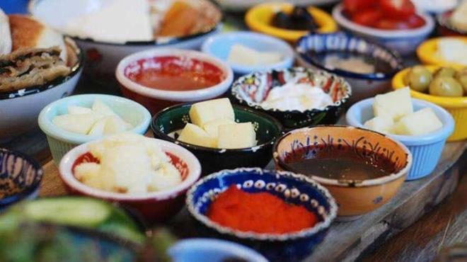 Birok kii kahvaltda neredeyse ayn gdalar tketiyor. Ancak baz kahvalt sofralar gnn geri kalannda mide problemleri yaatacak cinsten olabiliyor. rnein gne ekerli ieceklerle balamak ne kadar cazip gelse de ilk n olduu iin ekeri aniden ykseltir.