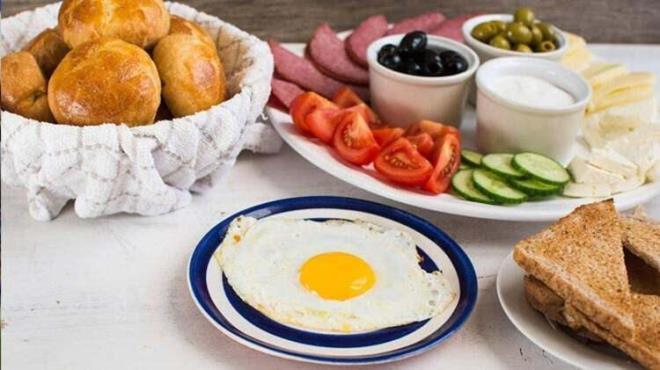 Rutin haline geldiinde ise kilo problemlerine yol ayor. Bu yiyecekler yerine kahvaltda yourt tketirseniz midenizi rahatlatabilirsiniz.