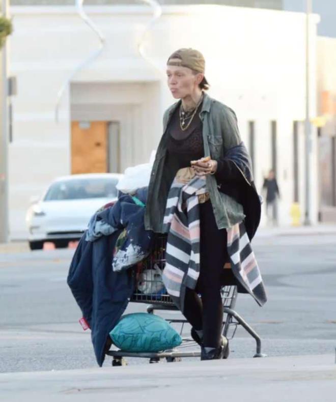 SOKAKTA YAAYAN MODELDEN ACI TRAF!    Getiimiz haftalarda Loni Willison sokakta muhabire veridi rportajda ok ac ekiyorum itirafnda bulundu.