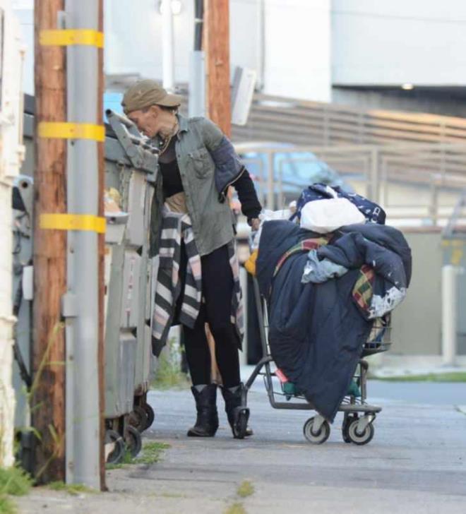 Kaldrmlarda uyuyan ve etraftan geenlerin verdii para, eya ve yiyeceklerle hayata tutunmaya alan Loni Willison, bir kez daha pleri kartrp yemek ararken grld.