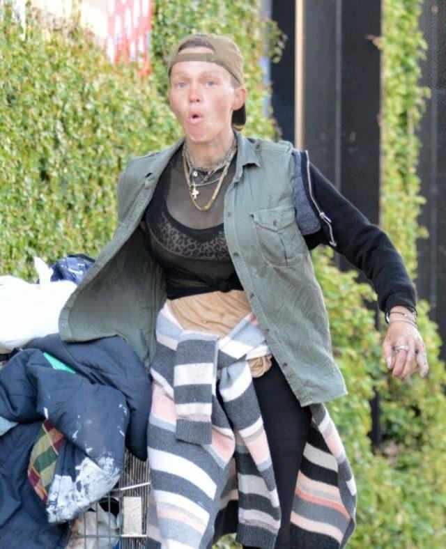 Willison, kk tekerlekli bir antayla sokakta p toplarken grntlendi.