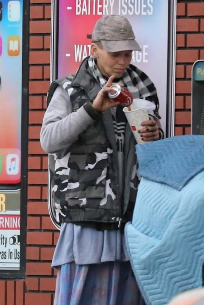 "BEN KT NSANLAR BU HALE GETRD" DEMT    Loni Willison, iki yl nce kendisine yiyecek ve ayakkab getiren muhabirlerle sohbet etmi, kt insanlar nedeniyle bu hale geldiini sylemiti. Willison, bu duruma dmesinin nedenini gsterili Hollywood yaants ya da uyuturucu olmadn belirtmiti. Willison, "Beni bu hale kt insanlar getirdi" demiti.