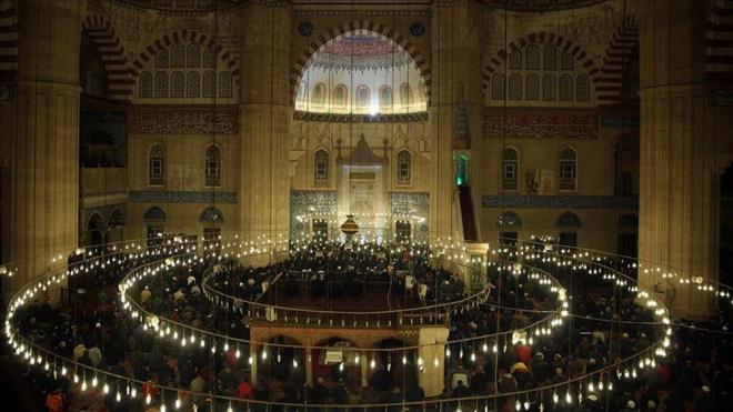 MEVLD KANDL'NN NEM    'Doum, doum yeri ve doum vakti' anlamlarna gelen mevlid kelimesi, peygamber efendimiz Hz. Muhammed'in doumunu anlatmak iin kullanlyor.    ''Mevlid-i Nebi'' olarak da anlan ve Trkiye'de Mevlid Kandili olarak bilinen gece, Mslman alemi iin byk nem tayor.    Son peygamber Hz. Muhammed'in doumunu anmak iin dzenlenen trenler, tarihte ilk kez Msr'da Fatmiler dneminde balad. ok gemeden Eyyubiler tarafndan da benimsenen kutlama programlarnda eitli trenler ve enlikler yapld.    Mevlid trenleri daha sonra slam dnyasnda yaygnlk kazanarak gnmze kadar devam etti. Esasen Hz. Muhammed'in doum yl dnm iin balayan mevlid treni giderek, Kadir, Mi'rac, Regaib ve Berat gecelerinde veya snnet, evlenme, lm, deprem gibi nemli olaylar vesilesiyle yaplmaya baland ve toplumsal gelenekte yer alan nemli bir dini-kltrel ge oldu.