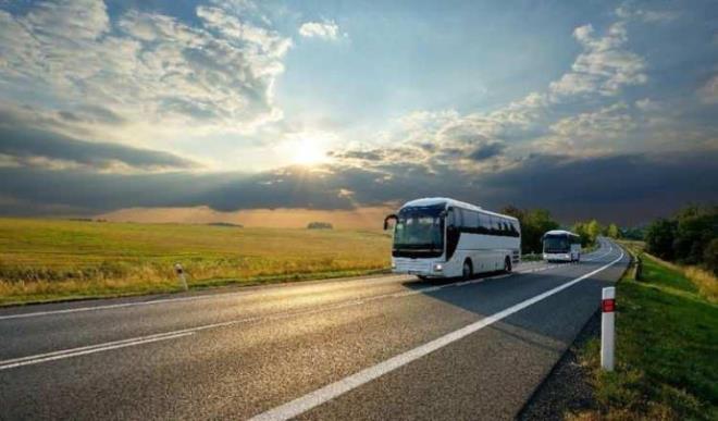 "Ben de bu s�ylemlere kar�� sessiz kalmad�m, �n�mde oturan kad�n yolcu aya�a kalk�p bana  'Ka� ya��ndas�n sen, 18 ya��nda bile de�ilsin burada konu�uyorsun, kes sesini, geri zekal�, beyinsiz, aptal, �imdi d�vece�im, ben ��retmenim bir s�r� ��renci yeti�tirdim bunun gibi terbiyesiz g�rmedim. �imdi elimde kalacaks�n'  �eklinde ifadelerde bulundu. Ben de s�rekli olarak hakaret etmemesi gerekti�ini, kendisi susmad�k�a ben de susmayaca��m� belirttim. Bir di�er erkek yolcu da ayn� �ekilde  'Bunlar dini kullan�yor. Birileri bunun gibileri tutuyor, �al�yorlar, h�rs�z bu' dedi."