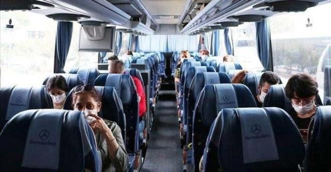 Otob�s firmas� �z�r diledi  <br>  Karaba�, sosyal medyada g�ndem olan payla��m�n�n ard�ndan yetkililerinin kendisine ula�arak �z�r dilediklerini ve muavin hakk�nda �irket i�i yapt�r�mda bulunacaklar�n� belirttiklerini ifade etti.