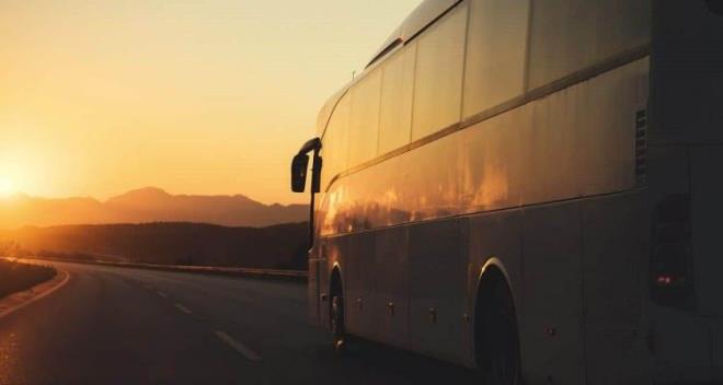 Gen� bir kad�n�n seyahat etti�i s�rada ya�ad��� zorbal�k sosyal medyada g�ndem oldu. Isparta-Kastamonu seferinde seyahat eden Hatice K�bra Karaba�, bavullar�n indirildi�i s�rada namaz k�ld��� gerek�esiyle yolcular ve muavin taraf�ndan hakarete maruz kald���n� anlatt�.