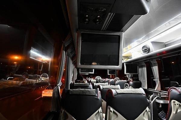 Sand�kl� Otogar�nda yolcu indirilirken k�sa bir s�rede namaz�n� k�ld���n� ifade eden Karaba�, otob�s� yaln�zca iki dakika bekletti�i i�in muavin ve yolcular�n tepkisiyle kar��la�t���n� s�yledi. Karaba�, yolcular�n kendisine ba��r�p hakaret etti�ini, muavin taraf�ndan da s�zl� sald�r�ya u�rad���n� anlatt�.