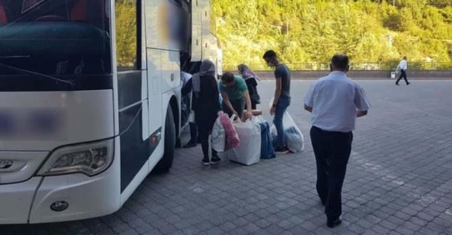 "Muavinse hakaret eden, sayg�s�zca konu�an kar�� taraftakiler olmas�na ra�men s�rekli olarak sesini kes diye ba��rarak kar�� tarafa bir kelime dahi etmedi. Burada otob�s yolculu�u s�ras�nda benim namaz k�lmak i�in �ok az da olsa arac� bekletmi� olmam tart���labilir bir konu olabilir evet. Farkl� d���nceler olabilir bunu kabul ederim. Ancak otob�steki yolcular ve muavin taraf�ndan hakarete maruz kalmama ra�men benim susturulmaya �al���lmam ve muavinin bu hakaretleri destekler vaziyette hakl�s�n�z gibi ifadeler kullanmas�n� kabul etmiyorum."