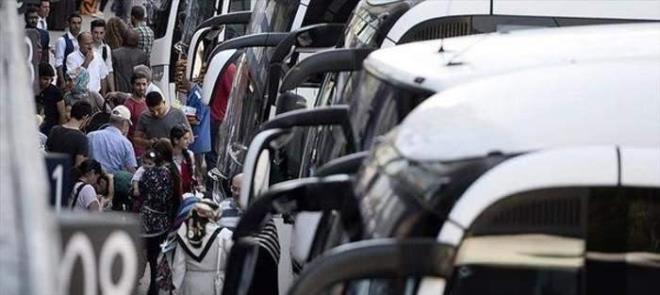 "B�R DE NAMAZ KILACAK"    Bunun �zerine 'Tamam, hakk�mda ne yapman�z gerekiyorsa yapabilirsiniz �u an'  dedim. Buna ra�men muavin ve yolcu erkeklerden birisi ba��rmaya devam etti, b�yle yaparak dinden nefret ettirdi�imizi, sesimi kesmem gerekti�ini s�yledi. Otob�stekiler de bana namaz� kaza yapabilece�imi, kul hakk�na girdi�imi, 'bir de namaz k�lacak'  gibi ifadeler kullanmaya devam etti.