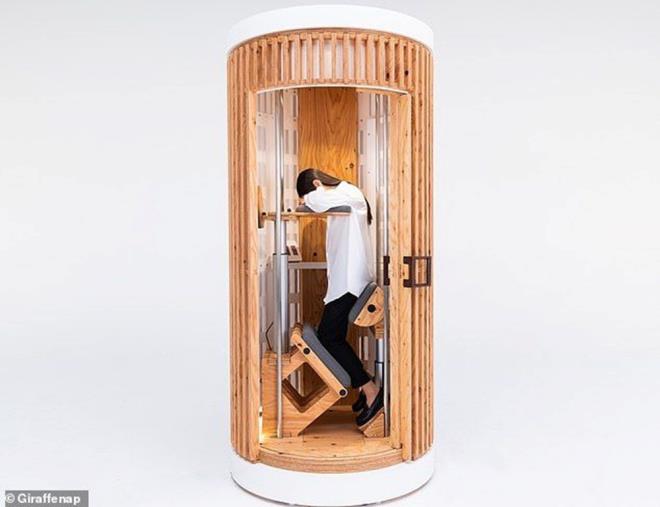 Bakent Tokyo'da bir kafeye yerletirilen dikey uyku kabinlerinde vucdun drt noktasna destek salanyor. Bu destek sayesinde kullanclar ayakta uyuyabiliyor.