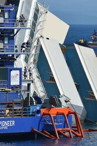 Bu operasyonun 18 aydan uzun bir sredir yaklak 15 metrelik bir ksm su altnda kalan gemiye tahribat verilmemesi iin ok yava yrtlmesi gerekiyor.