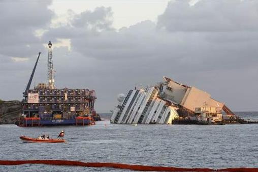 Mhendisler, daha nce hi bu denli byk boyutta olan ve karaya bu kadar yaknda bulunan bir geminin dik konuma getirilmesine girimemiti.