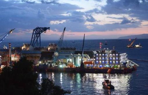 Kurtarma ekipleri, 114 tondan daha ar olan ve  futbol sahas boyutundaki gemiye dev madeni zincirler ve kablolar balyor. Gemiyi sarmak iin, Titanik gemisinin arlnn iki katna denk gelen 50?den fazla zincir ve vin kullanlyor. Bugnn sonuna doru, geminin, almalar iin zel ina edilen elik ve betondan yaplan su alt platformunun zerine oturtulmas bekleniyor.