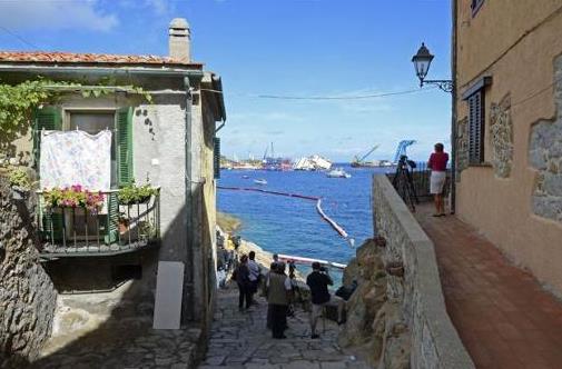 evreciler, operasyonun yolunda gitmemesi durumunda gemiden deniz suyuna zehirli maddeler szmasndan endie ediyor. Olas szntlarn yaylmasn engellemek iin geminin etrafna alar ve setler ekildi.